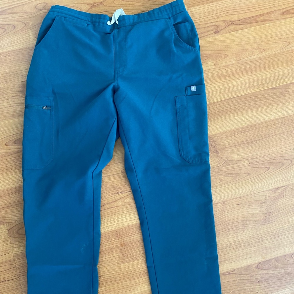 Figs scrub bottoms! Teal & size medium. In great shape!
